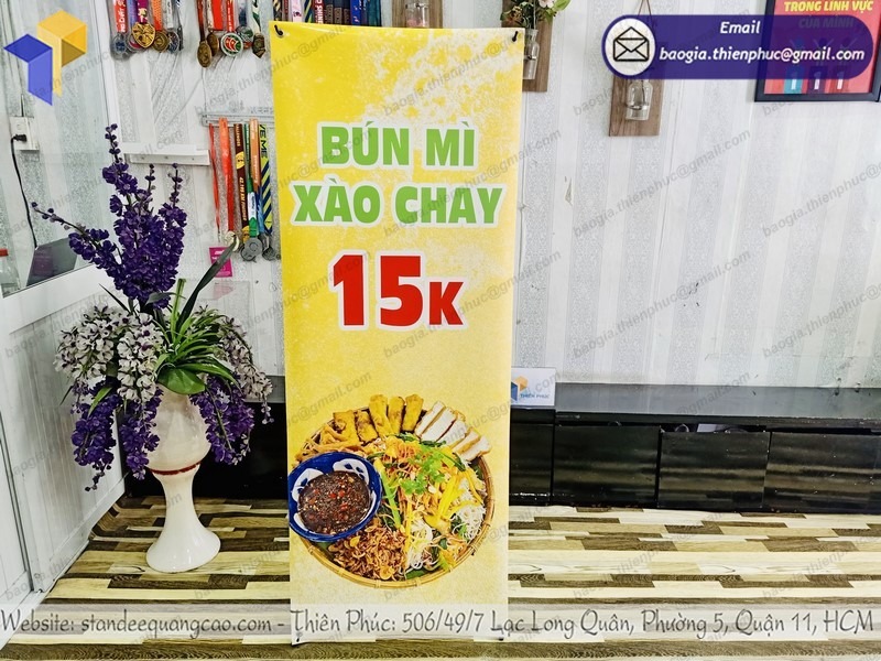 standee chân chữ X