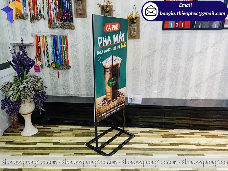 cung cấp standee quảng cáo 2 mặt