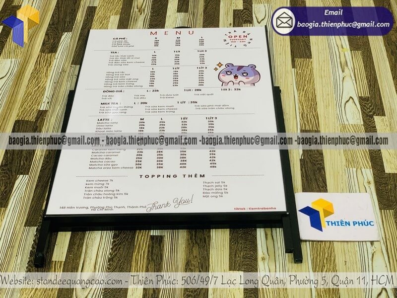 Đặt biển hiệu 1 mặt di động có chân sắt xếp gọn gia công kinh doanh thực phẩm