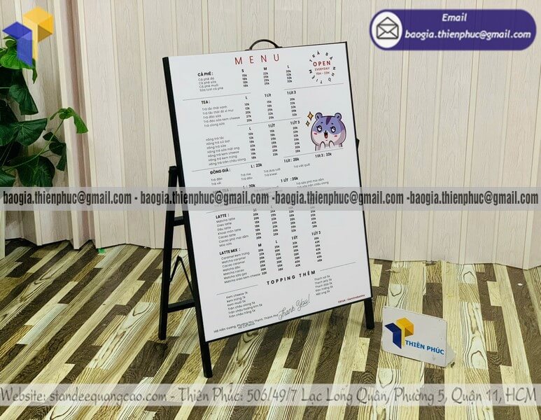 Đặt biển hiệu 1 mặt di động có chân sắt xếp gọn thực phẩm doanh nghiệp ngoài trời