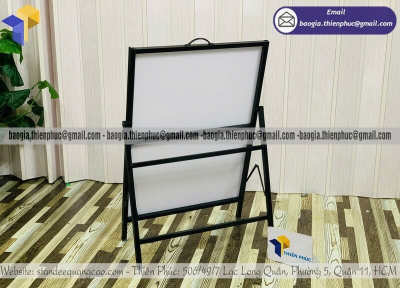 Đặt biển hiệu 1 mặt di động có chân sắt xếp gọn cho cửa hàng quán trà sữa cafe kinh doanh