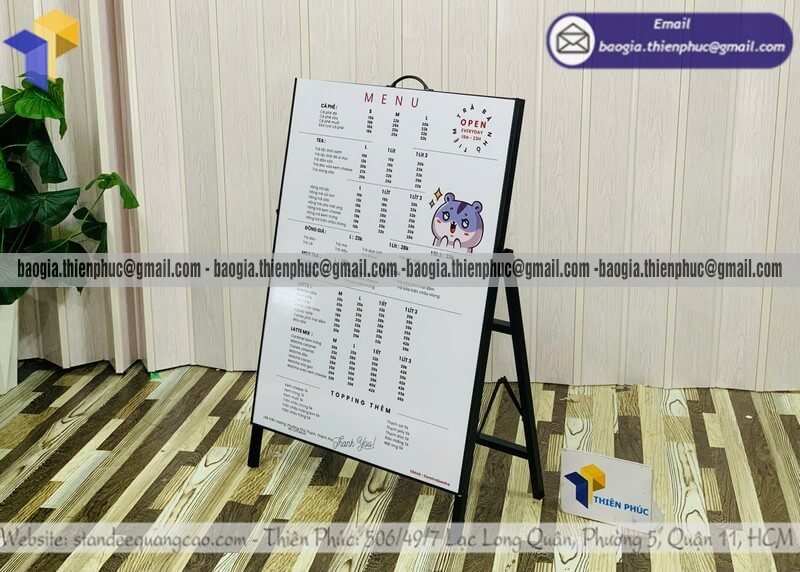 Đặt biển hiệu 1 mặt di động có chân sắt xếp gọn cửa hàng ăn uống khách thường xuyên