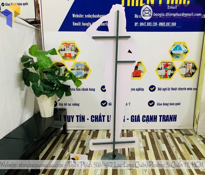 Khách hàng đến đặt in standee hình tiếp viên hàng không trực tiếp tại xưởng