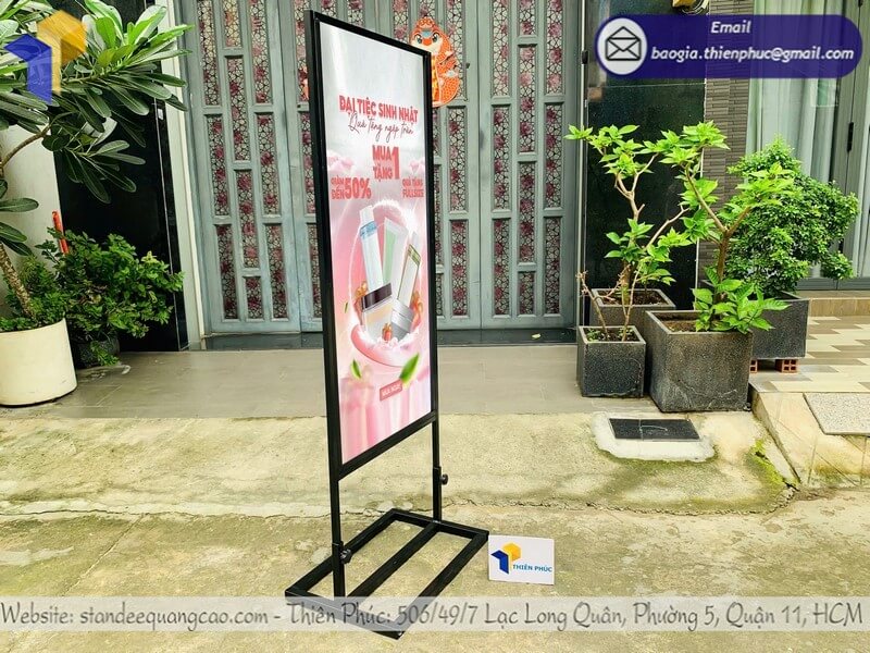 Đặt in bảng standee 2 mặt đứng cho event chất lượng cao, tiện lợi