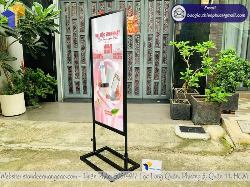 Đặt in bảng standee 2 mặt đứng cho event truyền thông hiệu quả