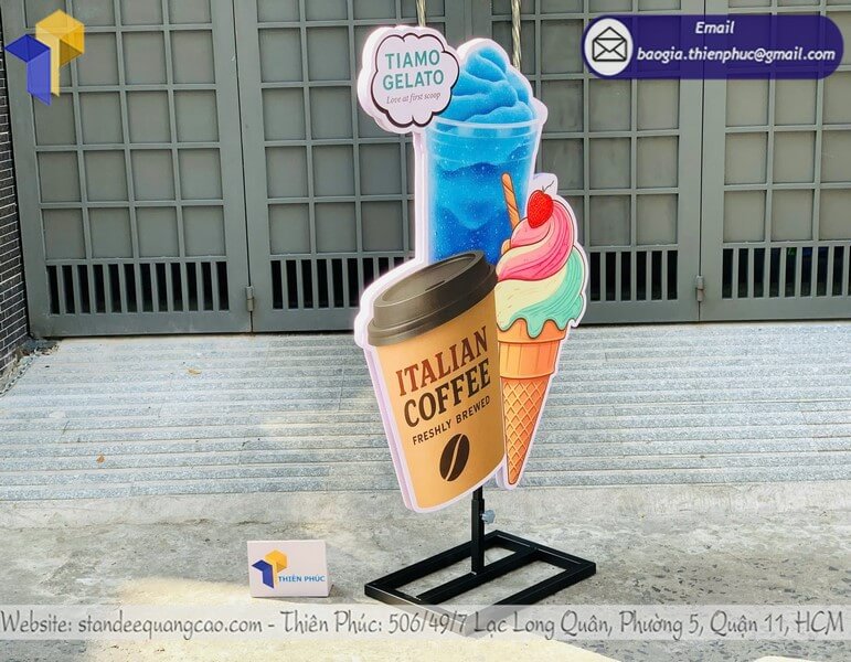 Đặt in standee mô hình ly cafe 3D siêu thực đẹp trước quán cafe thu hút người đi đường