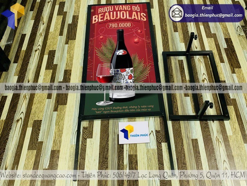 Đặt khung bảng hiệu bằng sắt đứng quảng cáo in 2 mặt xưởng sản xuất quảng cáo ngoài trời