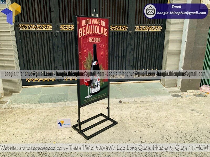 Đặt khung bảng hiệu bằng sắt đứng quảng cáo in 2 mặt cho quán ăn nhà hàng quảng cáo menu