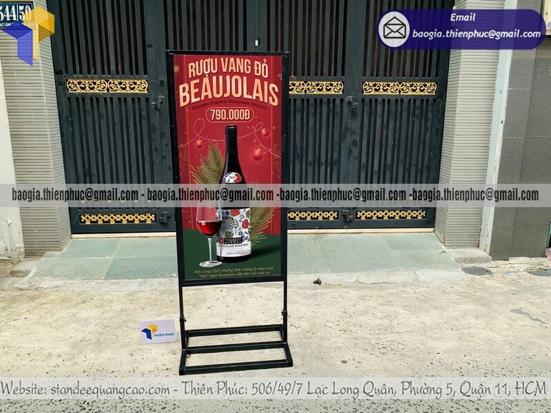 Đặt khung bảng hiệu bằng sắt đứng quảng cáo in 2 mặt cho siêu thị mini cửa hàng tiện lợi