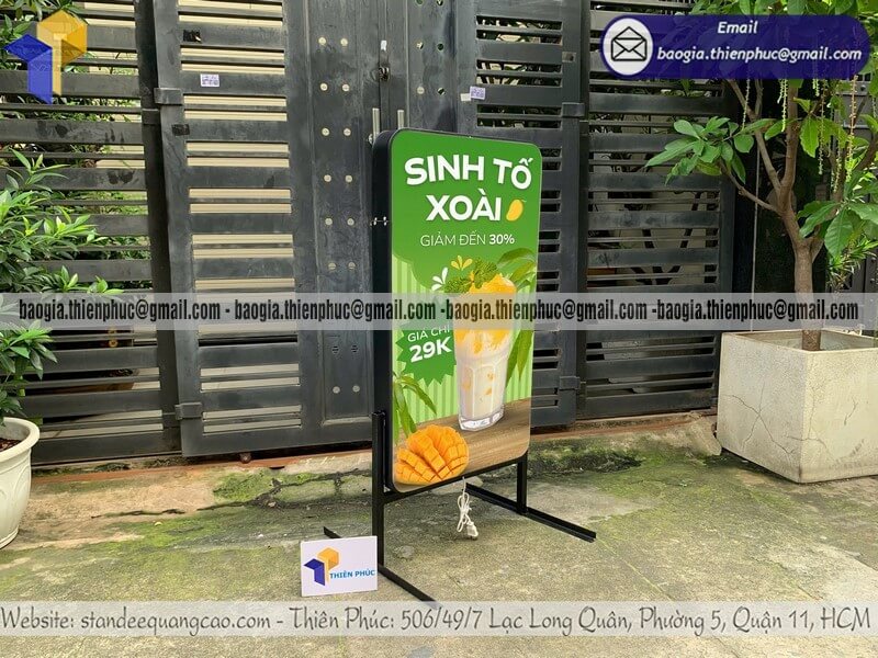 Đặt làm bảng hiệu hộp đèn lớn đứng hai mặt ngoài trời gia công chuyên nghiệp