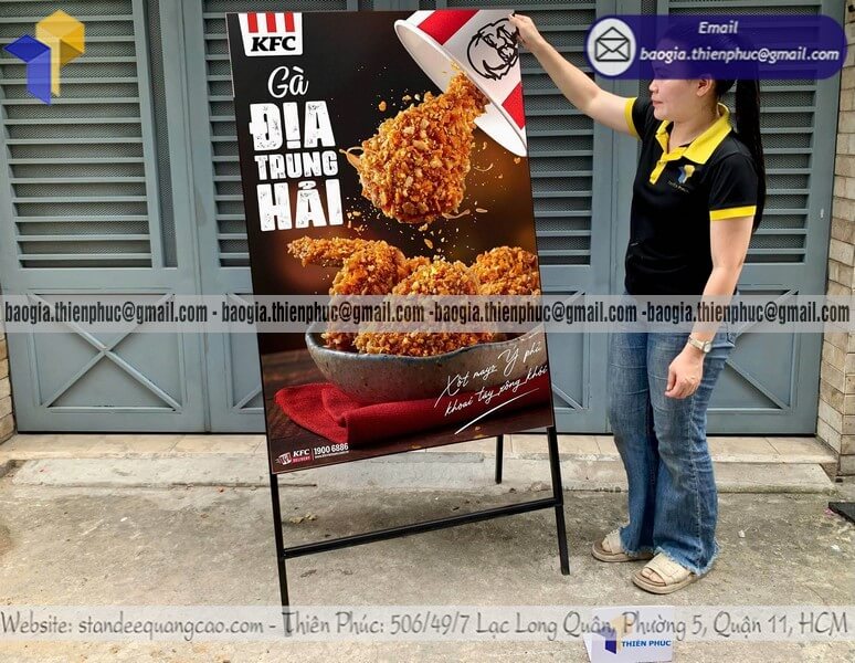 Đặt làm bảng standee chữ A khung sắt di động in 2 mặt đứng trước cửa hàng cho khách mua sắm