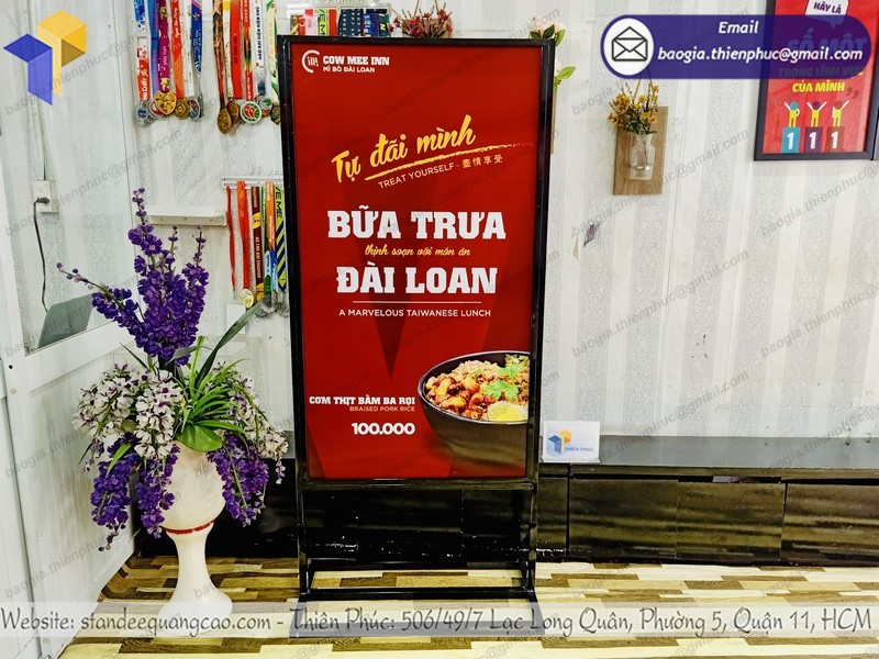 đặt làm mô hình standee hai mặt