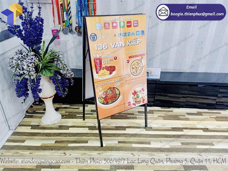 đặt làm standee đế sắt quảng cáo chịu gió