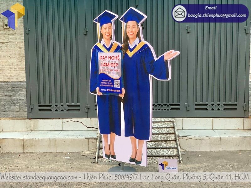 Đặt làm standee mô hình người thật quảng cáo cá nhân showroom tại cửa hàng