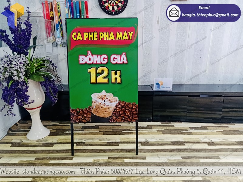 đặt mua standee chân sắt chống lật đẹp