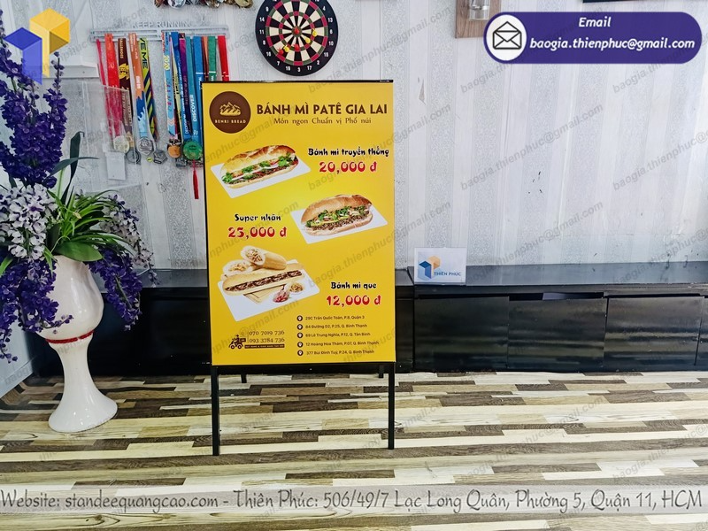 đặt mua standee chân xếp chữ a