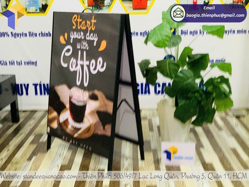 Đặt mua standee chữ A dựng trước cửa hàng giá rẻ phong cách mới