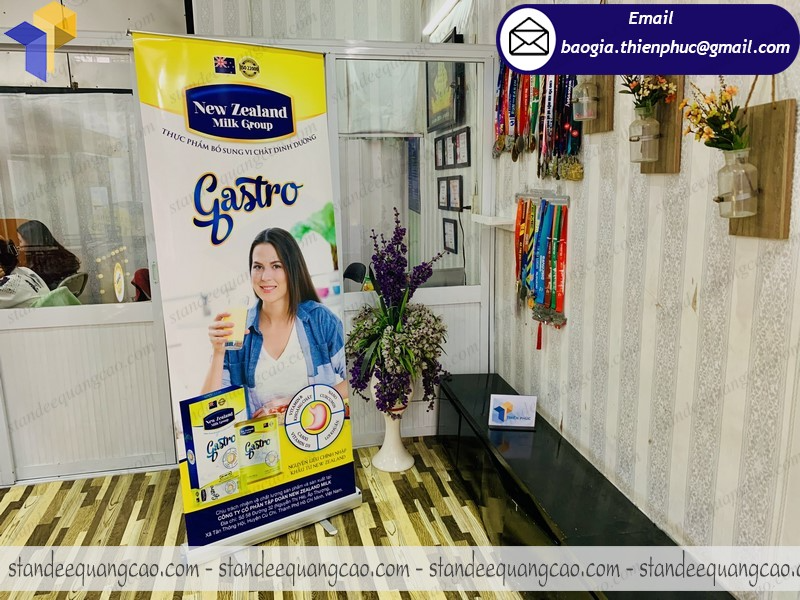 đặt mua standee cuốn nhôm đẹp