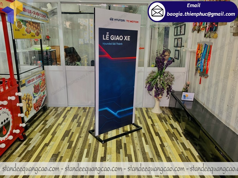 đặt mua standee khung sắt chịu gió