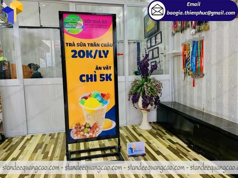 đặt mua standee khung sắt ốp format