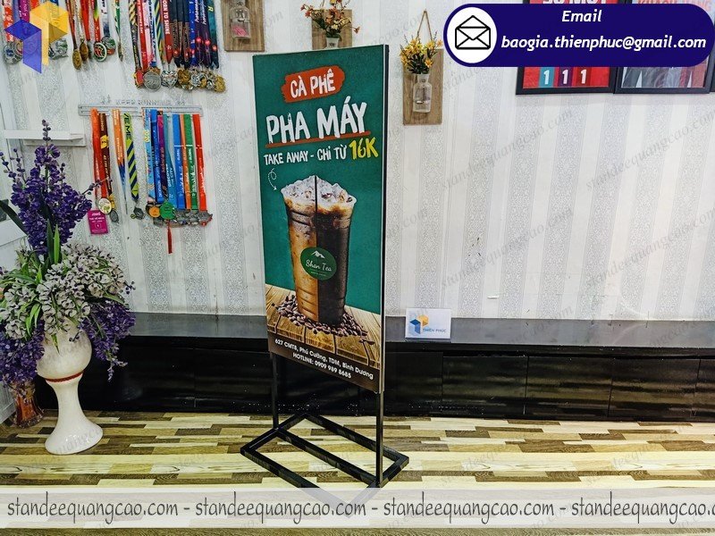 đặt mua standee quảng cáo 2 mặt