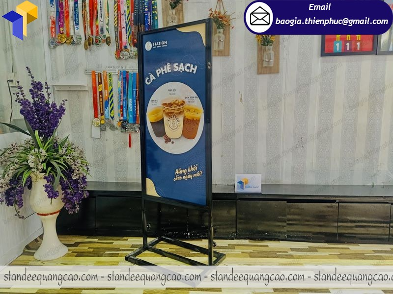 đặt mua standee sắt cán format