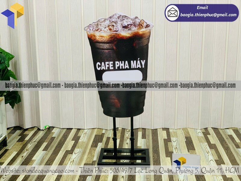 Đặt standee mô hình ly cafe đá in hai mặt ngoài trời cho quán cafe quầy bán lề đường