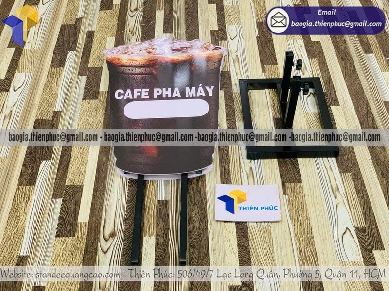 Đặt standee mô hình ly cafe đá in hai mặt ngoài trời cho quán cafe mới khai trương quảng bá sản phẩm