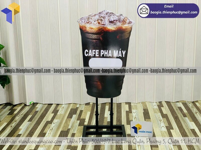 Đặt standee mô hình ly cafe đá in hai mặt ngoài trời