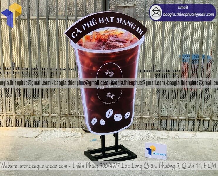 Đặt standee mockup ly cafe in 3D đặt ngoài trời đẹp ứng dụng marketing offline quán cafe trà sữa