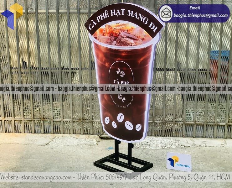 Đặt standee mockup ly cafe in 3D đặt ngoài trời đẹp trưng bày sản phẩm thu hút khách hàng
