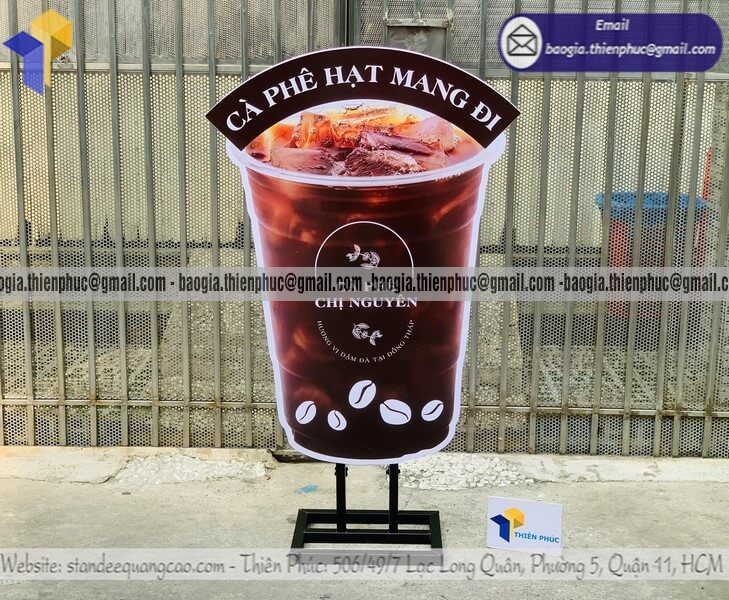 Đặt standee mockup ly cafe in 3D đặt ngoài trời đẹp