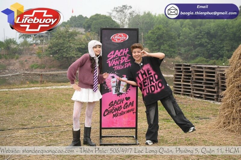 Dịch vụ in bảng standee khung sắt đứng 2 mặt giá rẻ Dịch vụ in bảng standee khung sắt đứng 2 mặt giá rẻ