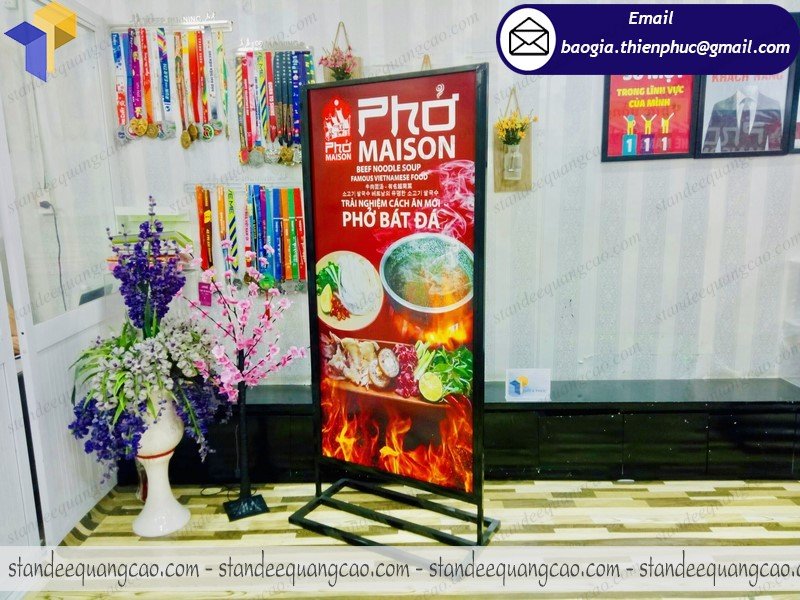 đóng standee chân sắt chịu lực