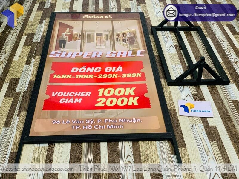 Giá bảng standee đứng in logo 2 mặt cho cửa hàng rẻ chắc chắn