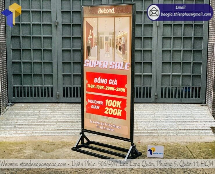 Giá bảng standee đứng in logo 2 mặt cho cửa hàng rẻ khuyến mãi nổi bâth