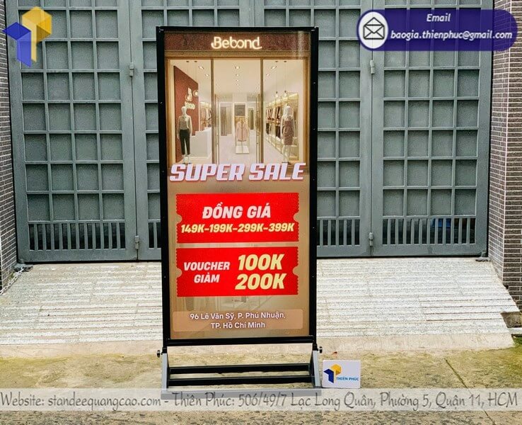 Giá bảng standee đứng in logo 2 mặt cho cửa hàng rẻ