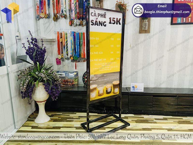 gia công standee 2 mặt cán format