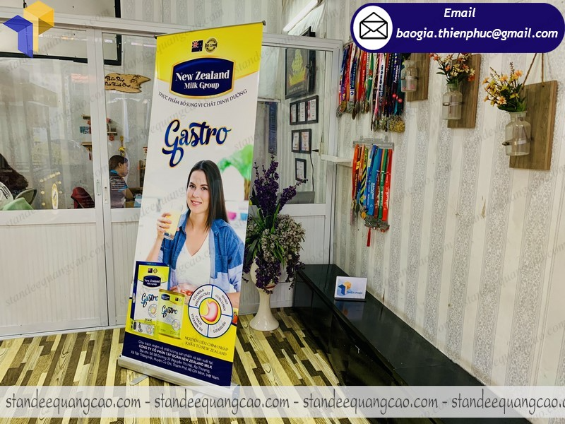 gia công standee cuốn nhôm đẹp