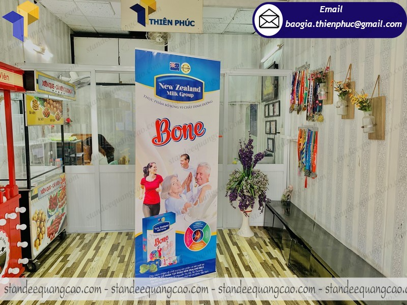 gia công standee cuốn nhôm giá rẻ