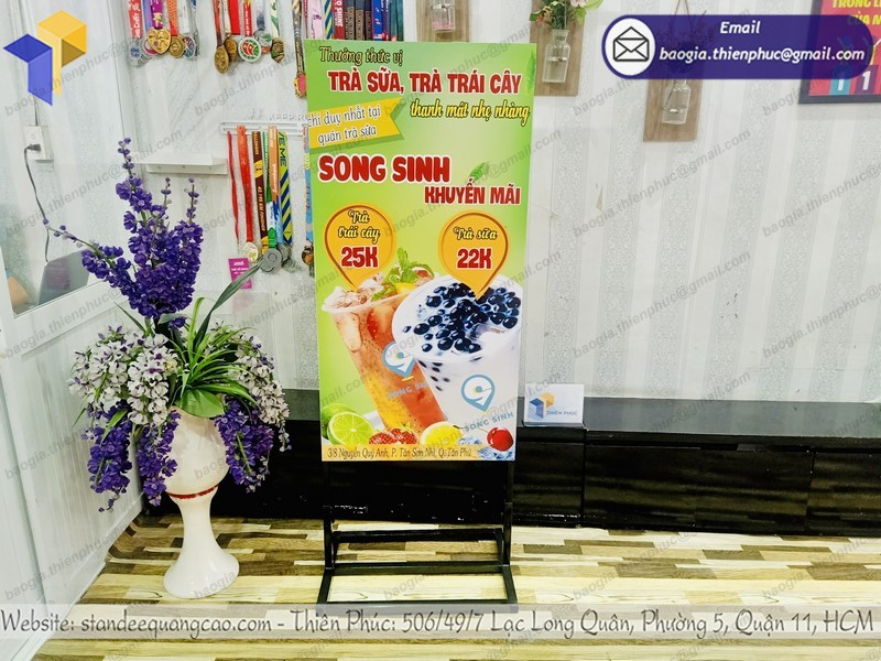 gia công standee đế sắt đứng hai mặt