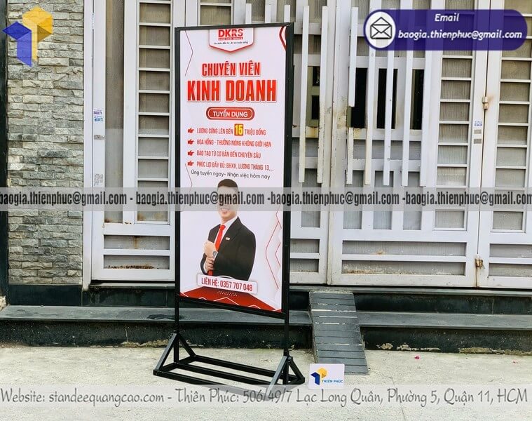 Gia công standee đứng khung sắt quảng cáo ngoài trời 1 mức giá tiết kiệm chi phí