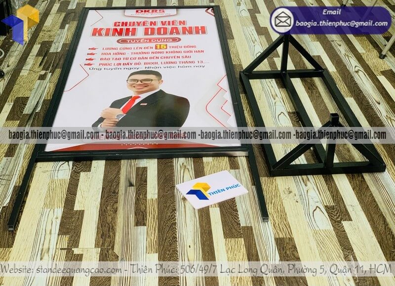 Gia công standee đứng khung sắt quảng cáo ngoài trời dài ngay