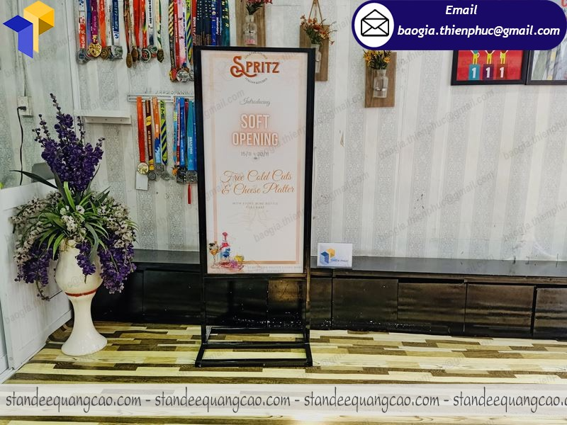 gia công standee khung sắt cán format