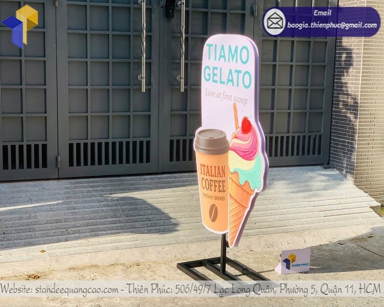 Gia công standee mô hình ly cafe trước cửa hàng giá rẻ trang trí mặt tiền đường phố