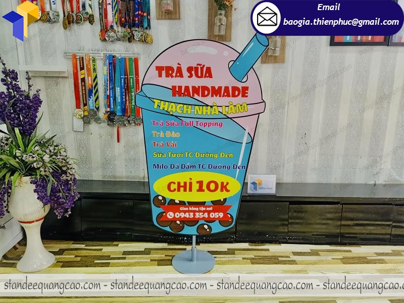 gia công standee mô hình ly trà sữa