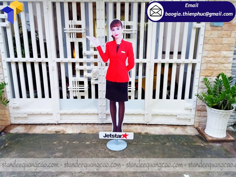 giá khung sắt standee hình người