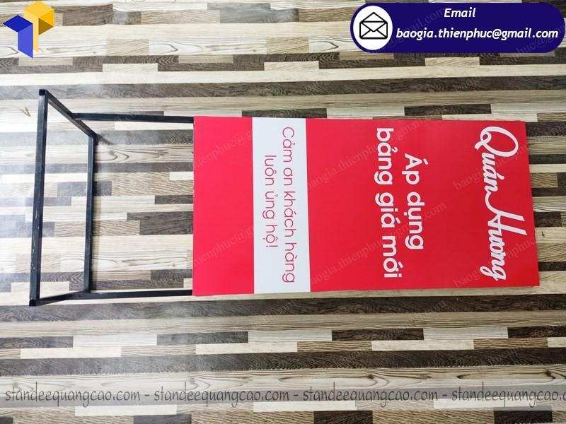 standee chân sắt ốp fomat