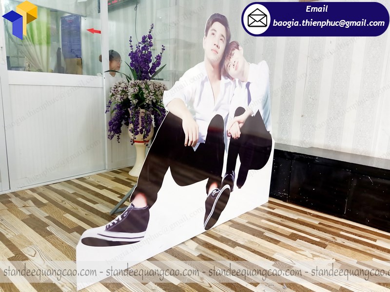 giá standee mô hình người