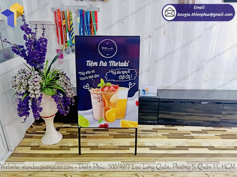 in ấn standee đế sắt chữ a